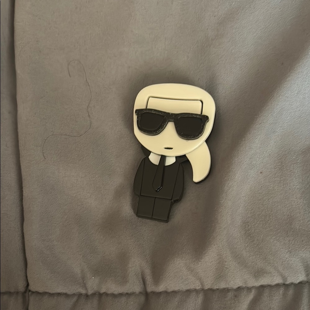 Chic Designer-Inspired Brooch - Black & White